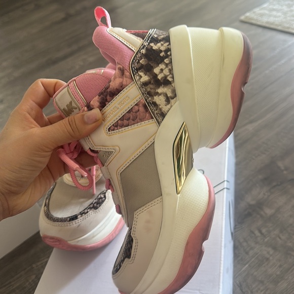 Very easy to wear and make you taller 5in - Picture 3 of 3